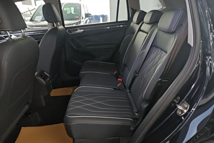 Used Volkswagen Tiguan L 2024 Outstanding Model 300TSI Automatic Two-Wheel Drive Longteng Edition Left Rear Seat