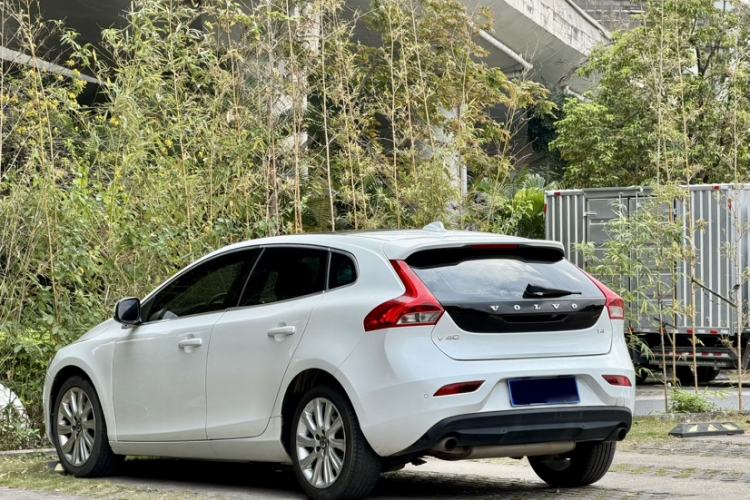 Used Volvo V40 2016 T4 Smart Luxury Edition