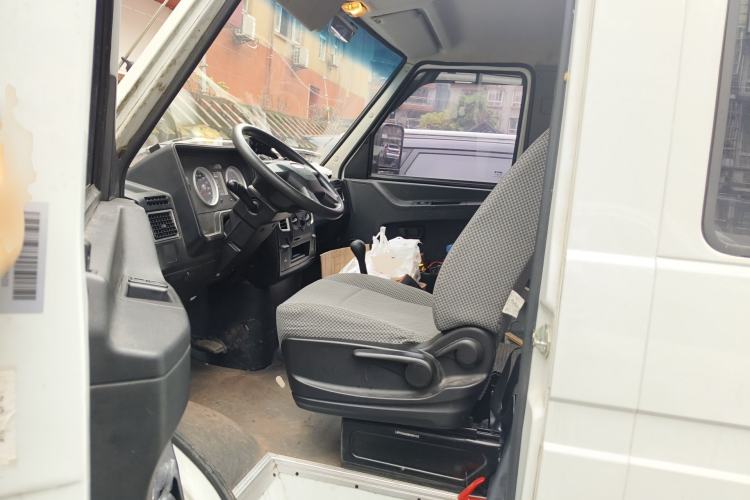 Used Iveco Daily 2021 2.5T A35 M1 Passenger Van 5-9 Seats Short Wheelbase Low Roof Single Tire Manual Doors
