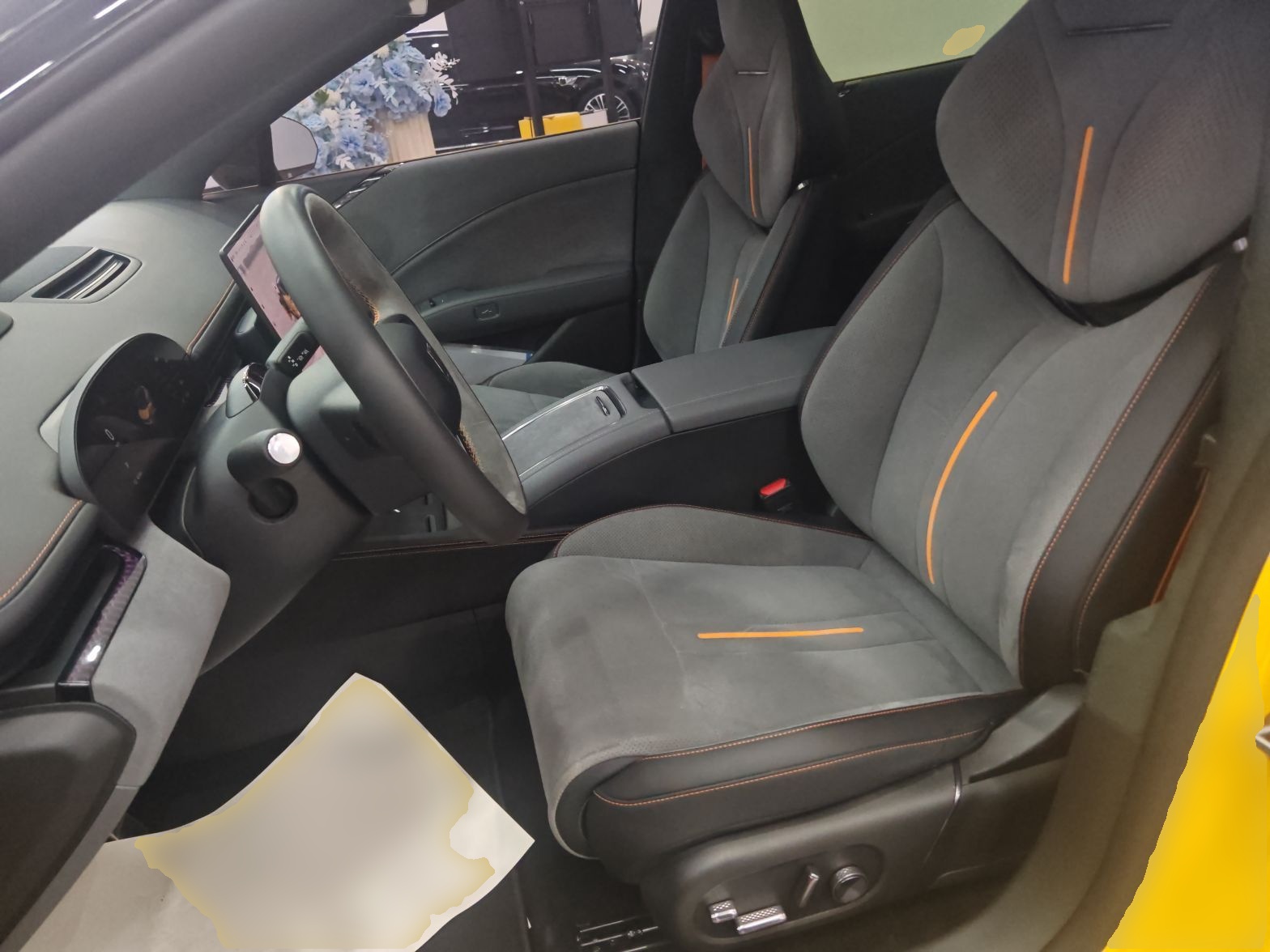 المقاعد الأمامية داخل السيارة