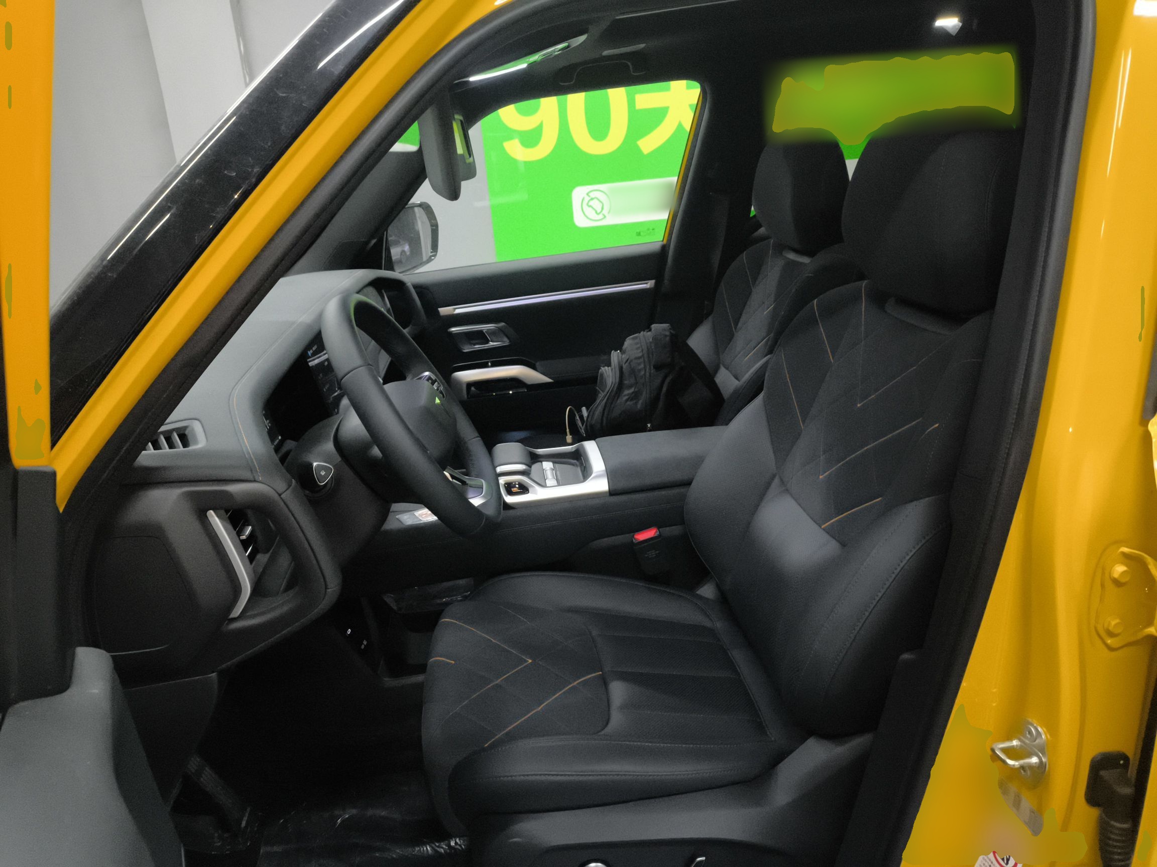 المقاعد الأمامية داخل السيارة