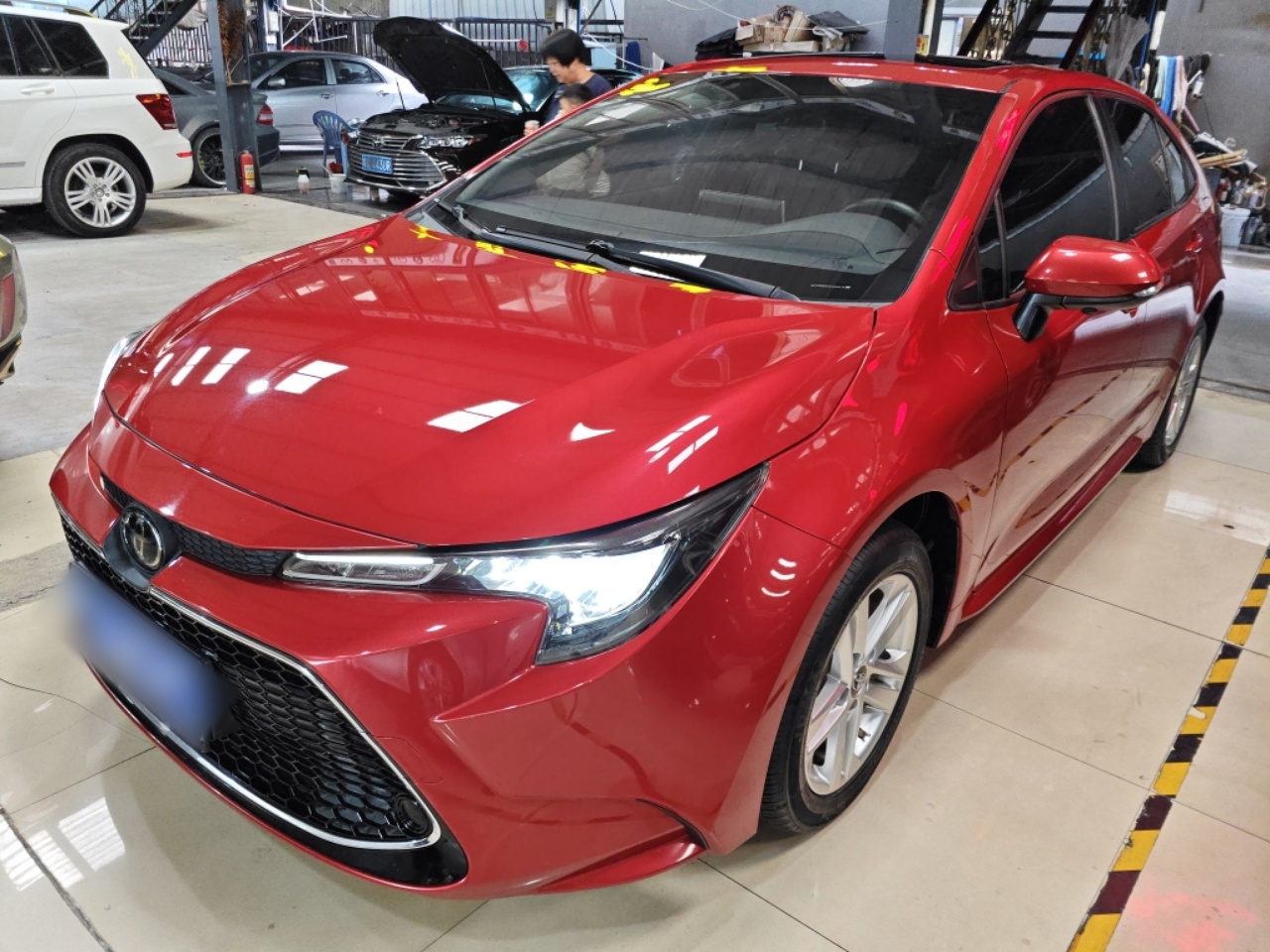 تحت مقدمة السيارة