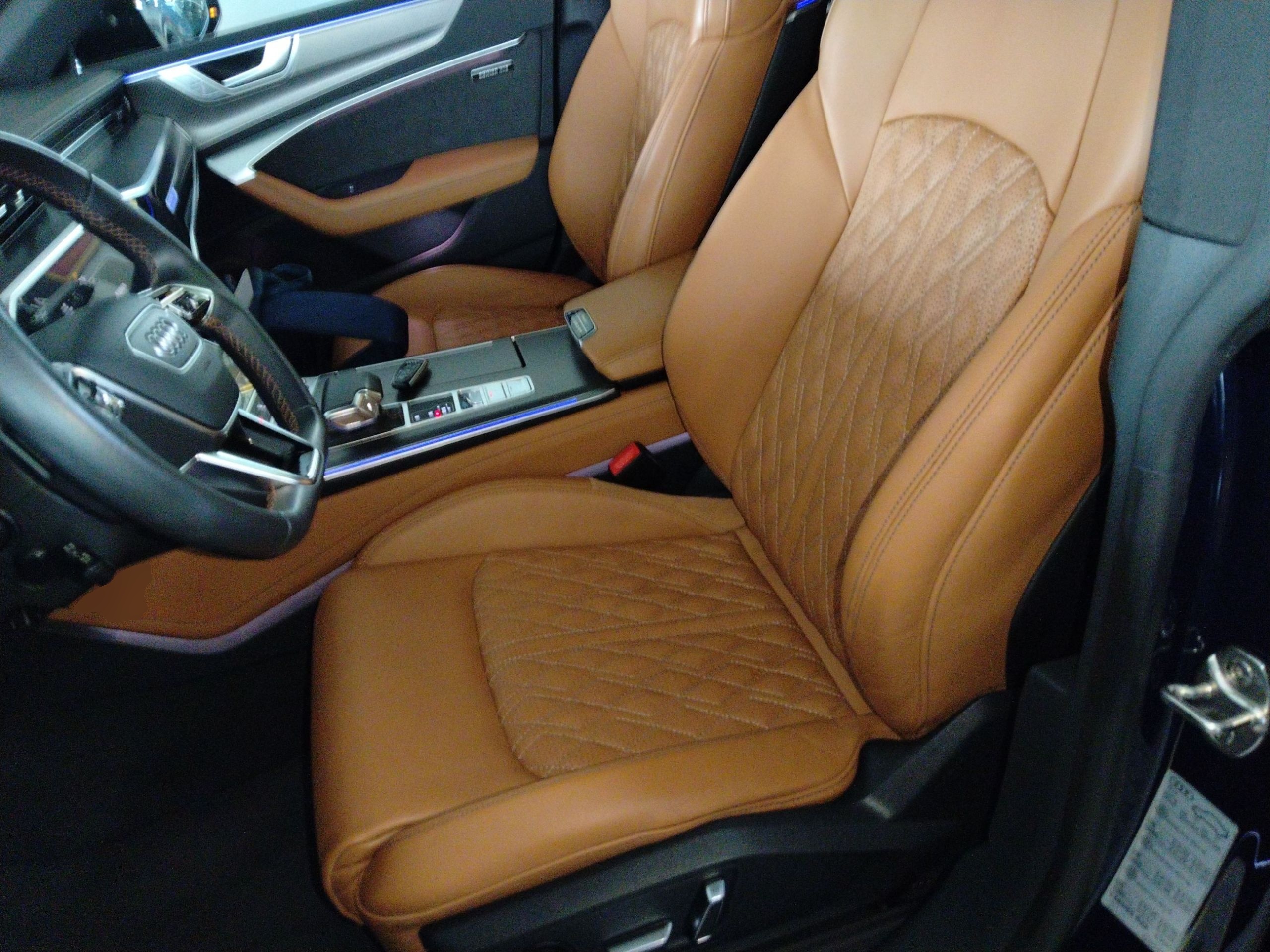 المقاعد الأمامية داخل السيارة