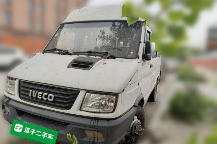 Used Iveco Daily 2020 2.5T A35 Passenger Van with Dual Tires Mid-Roof Design 5-9 Seater Side-Sliding Door China V Emission Standard