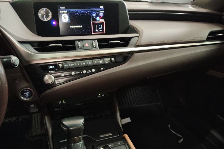 Used Lexus ES 2020 300h Premier Edition
