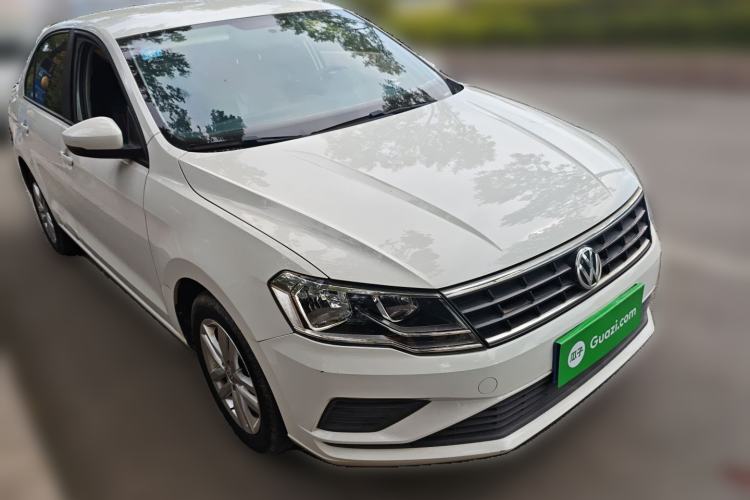 Used Volkswagen Jetta 2019 Dream Edition 1.4L Manual Fashion Version Front Right 45 Deg