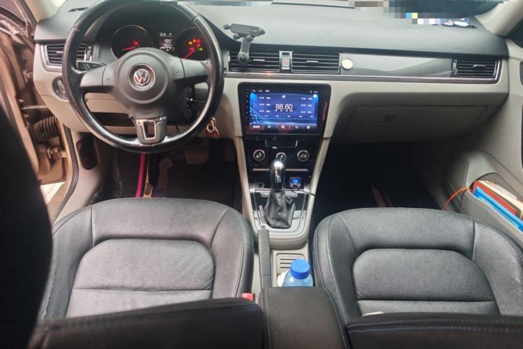 Used Volkswagen Bora 2014 1.6L Automatic Fashion Model Center Console