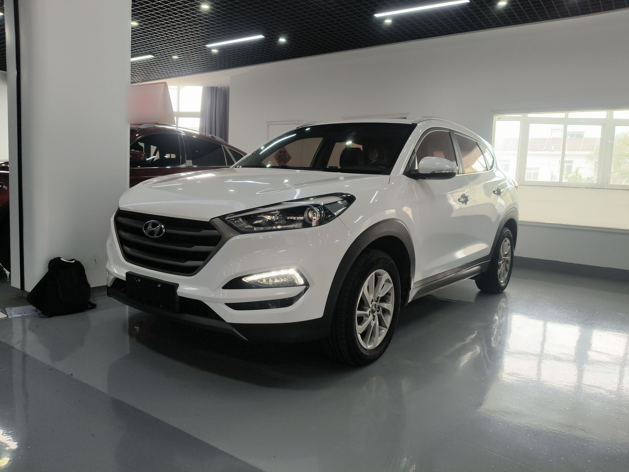 تحت مقدمة السيارة