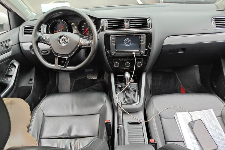 Used Volkswagen Sagitar 2017 230TSI Automatic Comfort Version Center Console