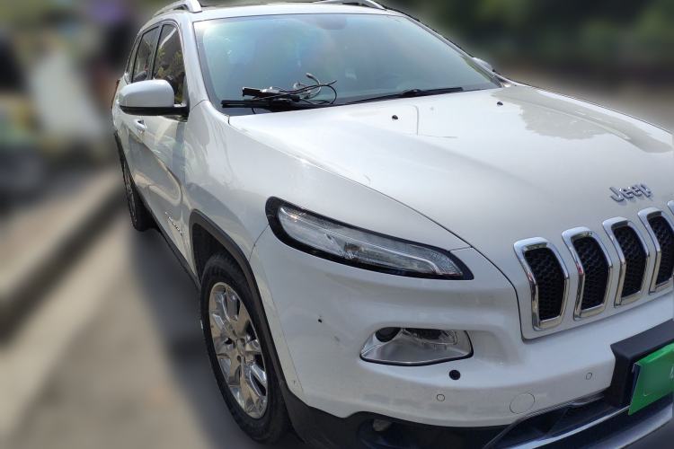 Used Jeep Cherokee 2016 2.4L Superior Edition Front Right 45 Deg