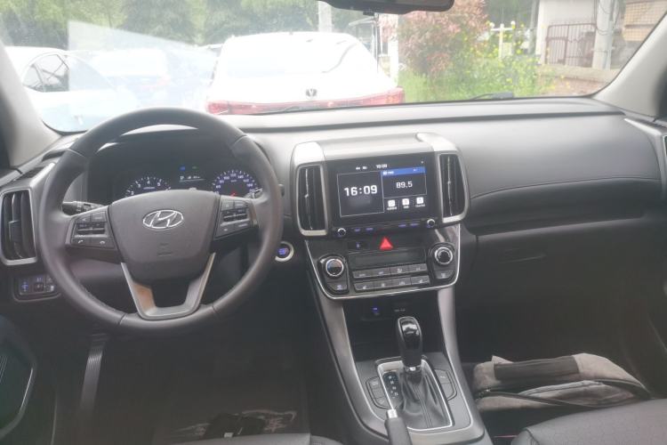 Used Hyundai ix35 2018 2.0L Automatic Two-Wheel Drive Zhiyong·Changlian Edition Center Console