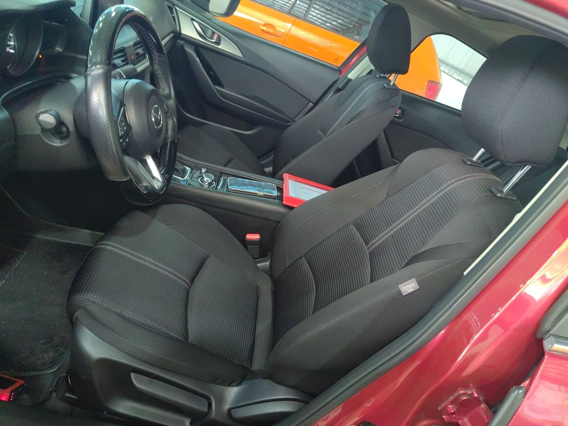 Переднее сиденье в автомобиле