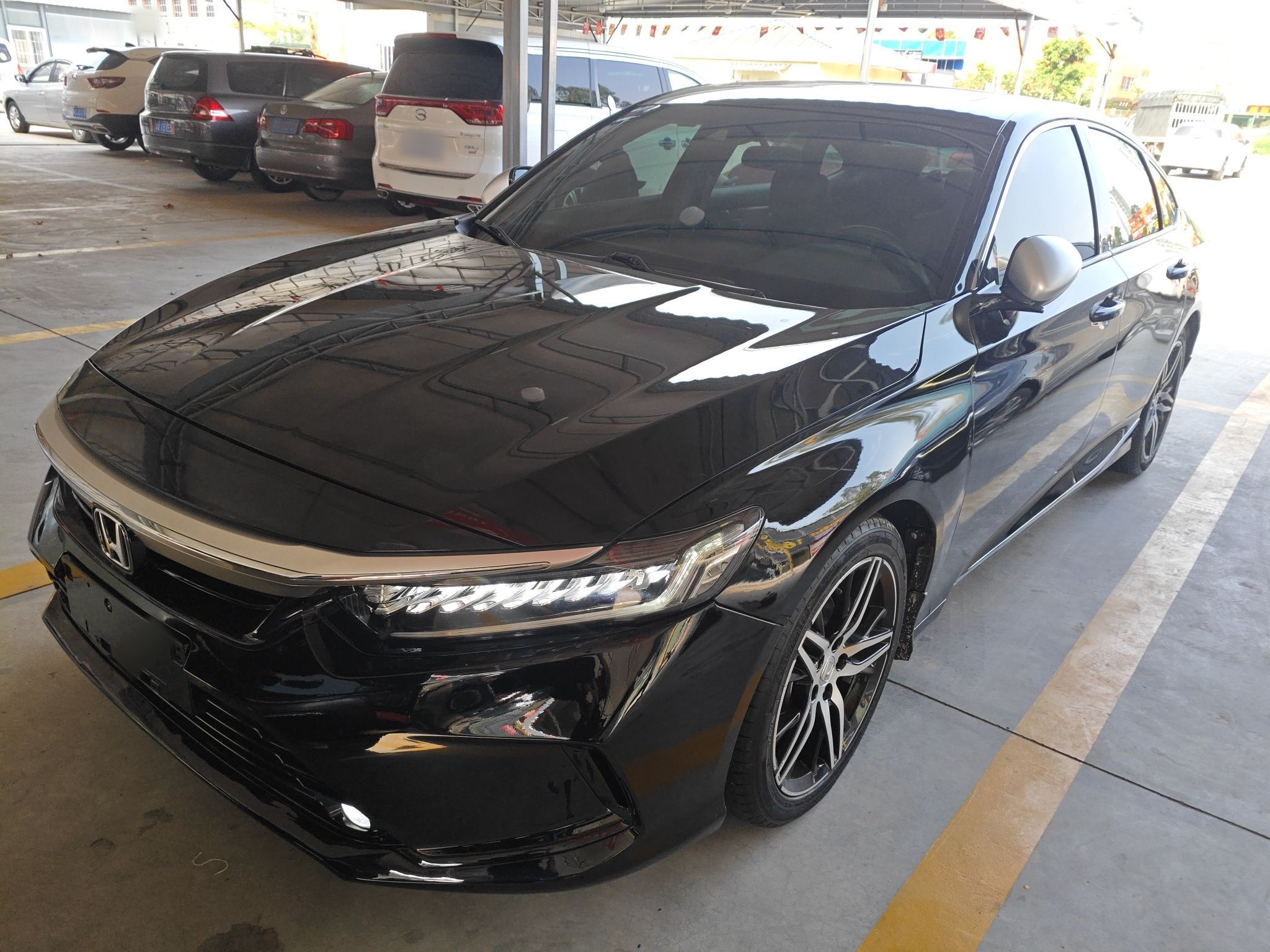 Под передней частью автомобиля