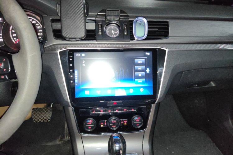 Used Volkswagen Passat 2017 330TSI DSG Luxury Edition Audio And AC Panel