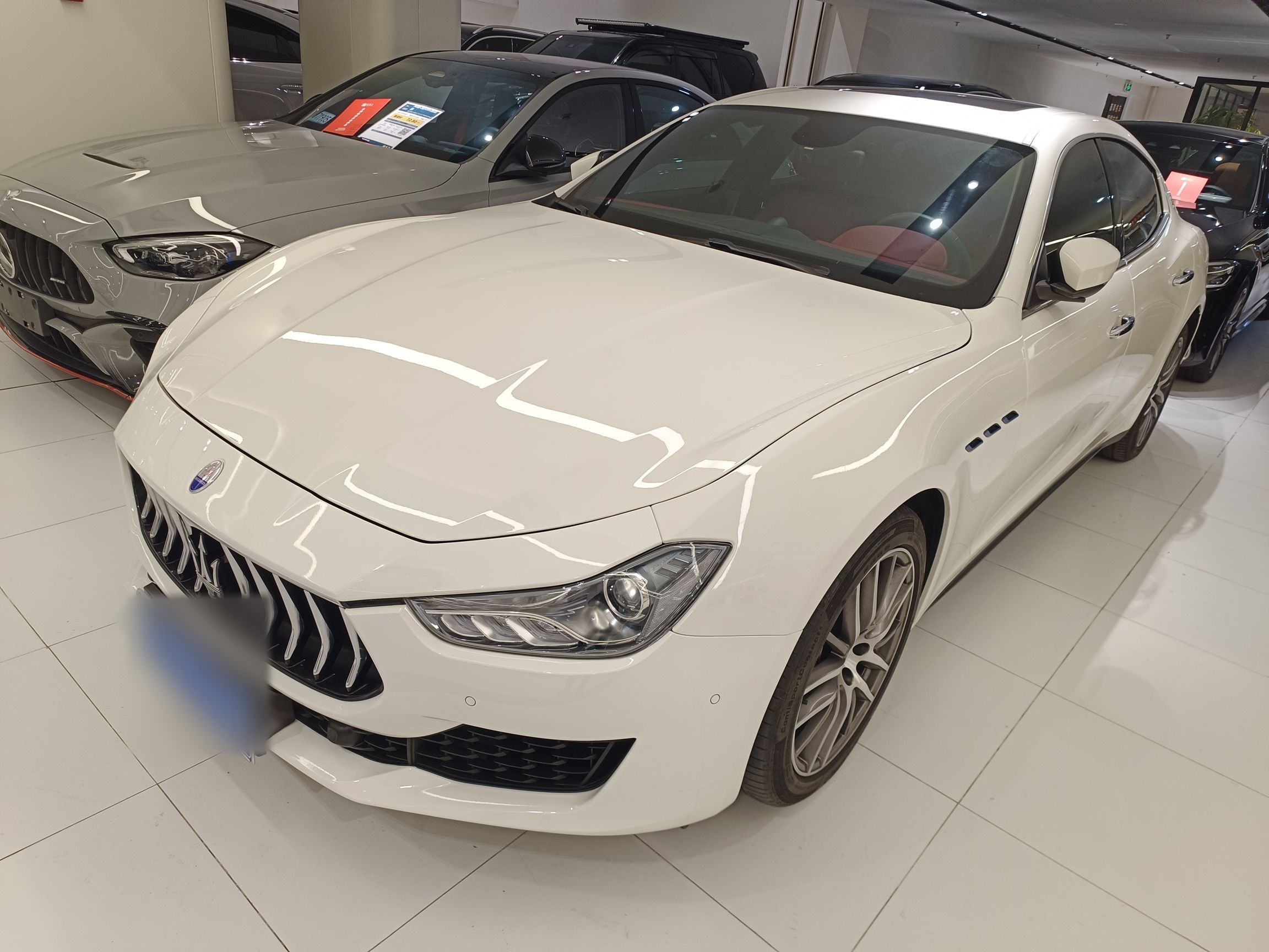 تحت مقدمة السيارة