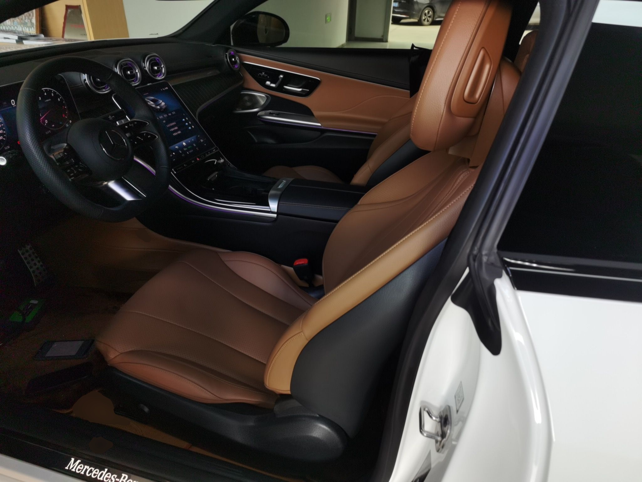 Переднее сиденье в автомобиле