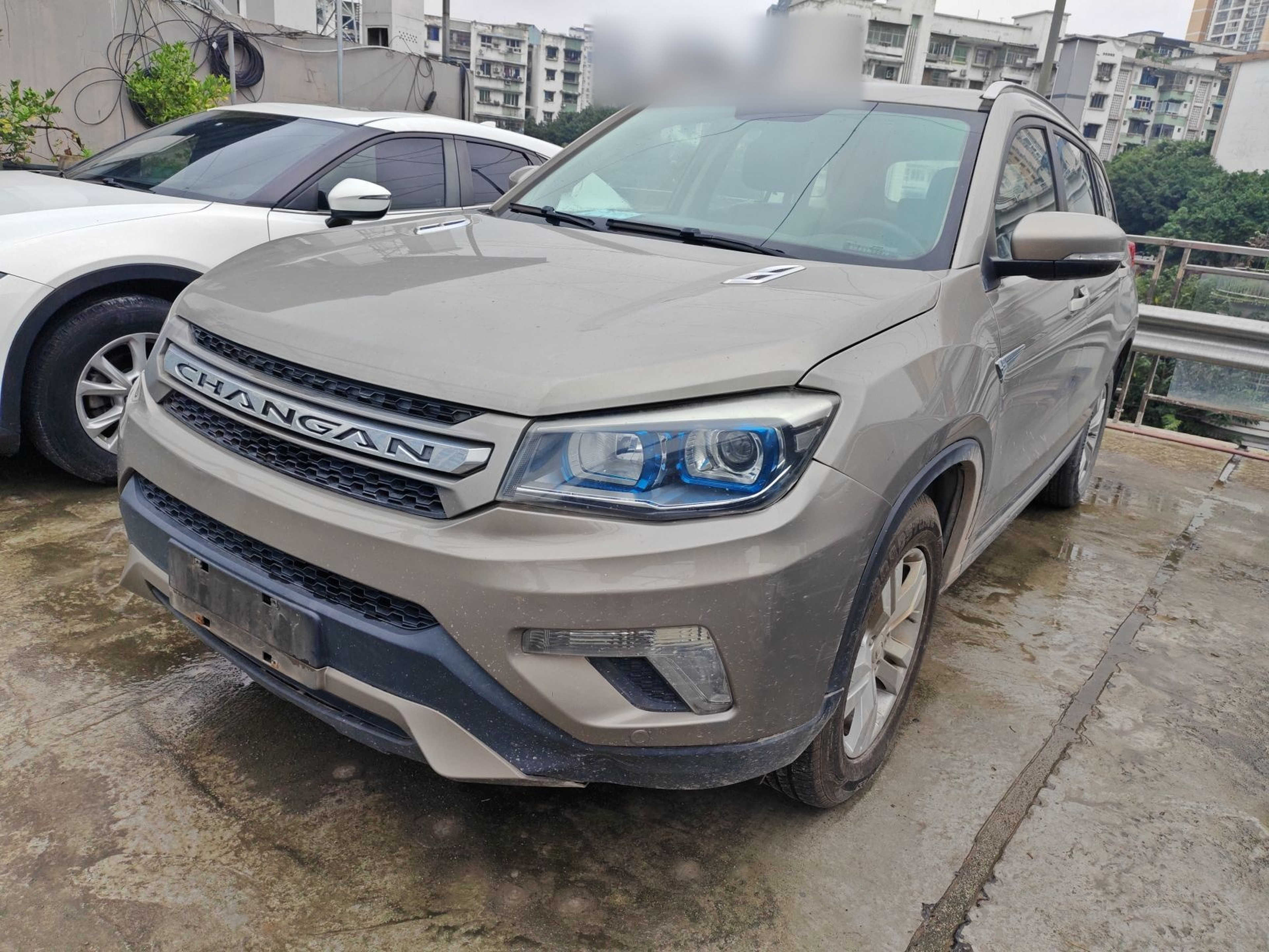 Под передней частью автомобиля