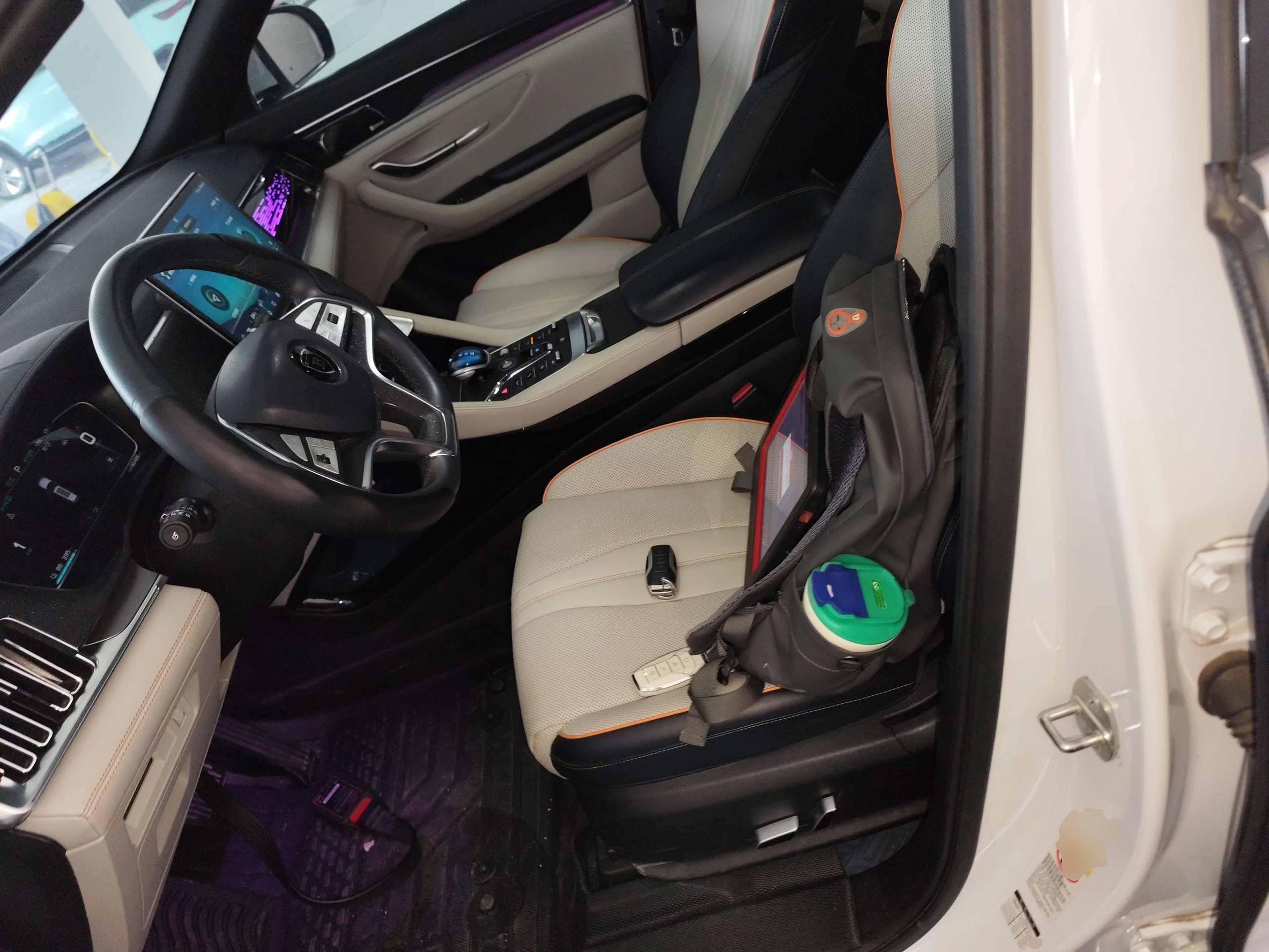 Переднее сиденье в автомобиле