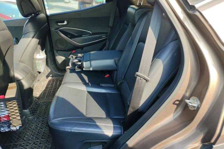 Used Hyundai Santa Fe 2015 2.4L Automatic Two-Wheel Drive Smart Version 5 Seats