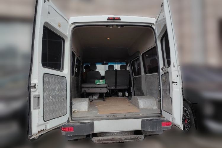 Used Iveco Daily 2020 2.5T A35 Passenger Van with Dual Tires Mid-Roof Design 5-9 Seater Side-Sliding Door China V Emission Standard Trunk