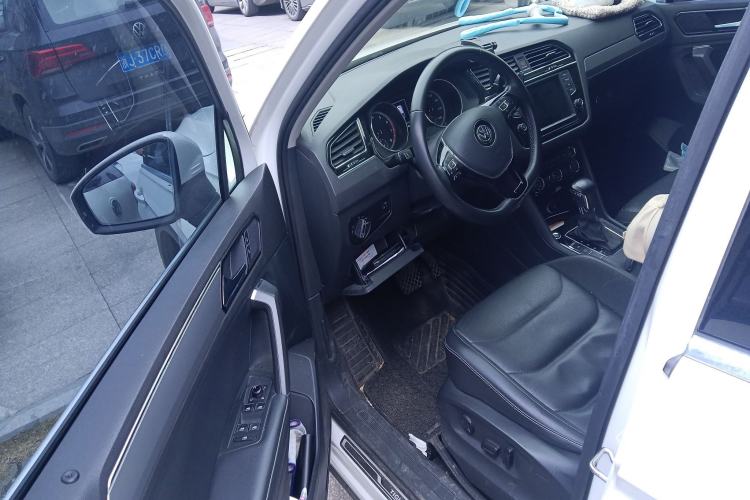 Used Volkswagen Tiguan L 2018 330TSI Automatic Two-Wheel Drive Luxury Edition Interior 3