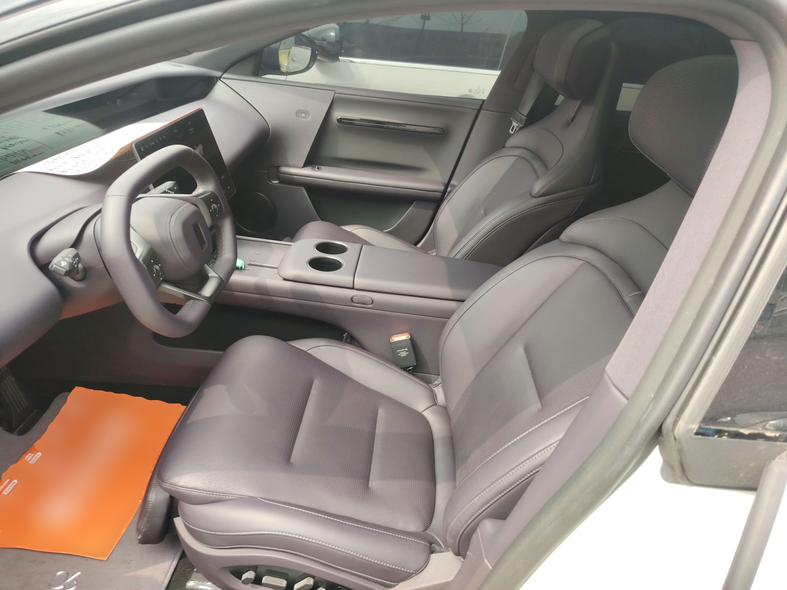 المقاعد الأمامية داخل السيارة