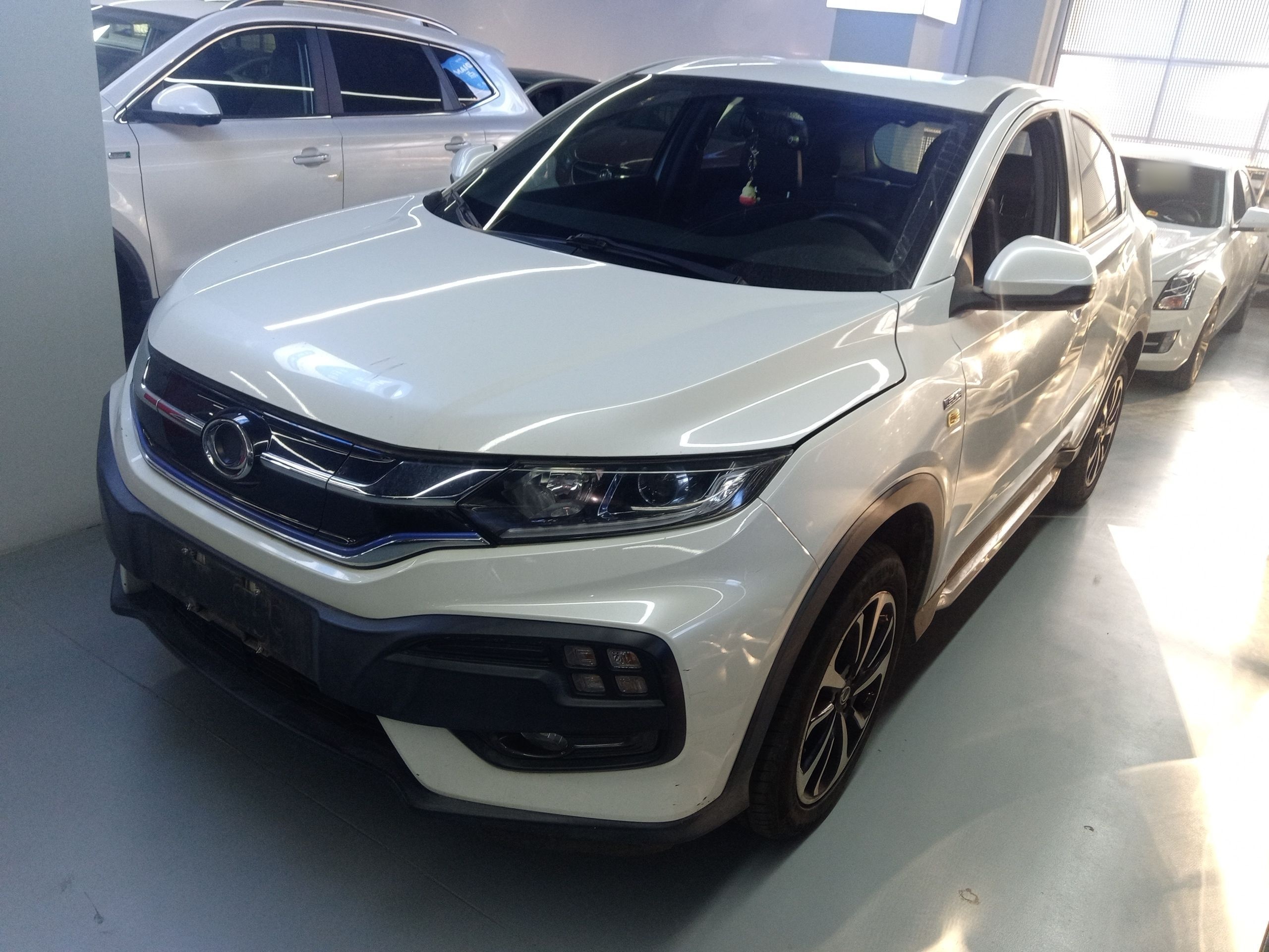 تحت مقدمة السيارة