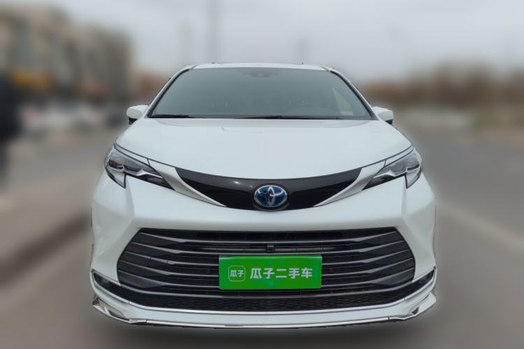 Used Toyota Sienna 2023 2.5L Hybrid Deluxe Edition