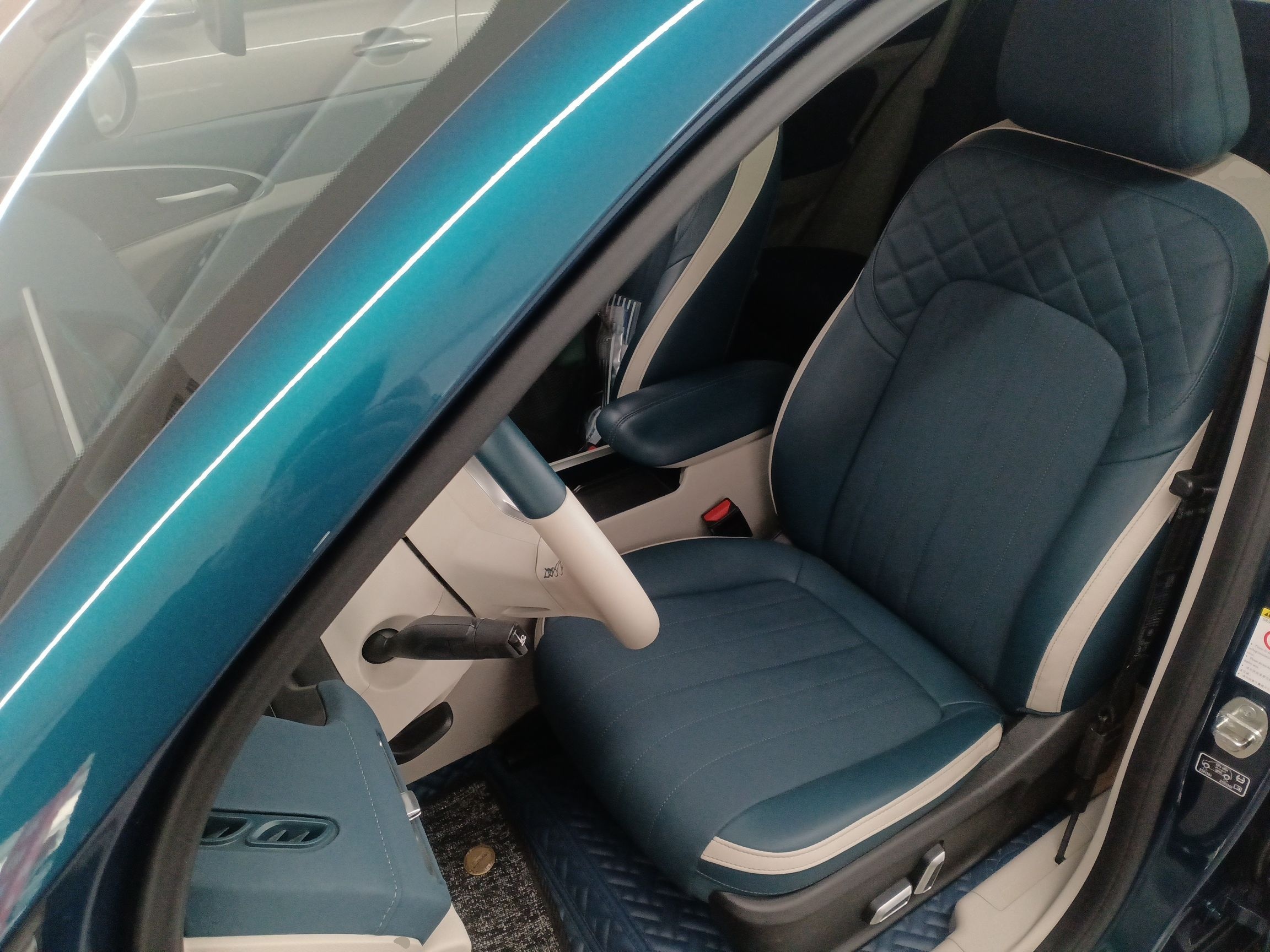 المقاعد الأمامية داخل السيارة