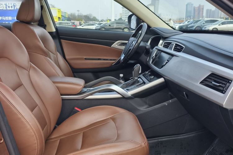 Used Geely Auto Emgrand X7 Sport 2016 1.8TD Automatic All-Wheel-Drive ZhiZun Edition Interior 5