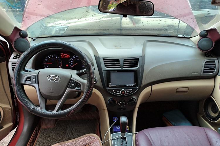 Used Hyundai Verna (older generation) 2010 Sedan 1.4L Automatic Luxury GLS Trim Center Console