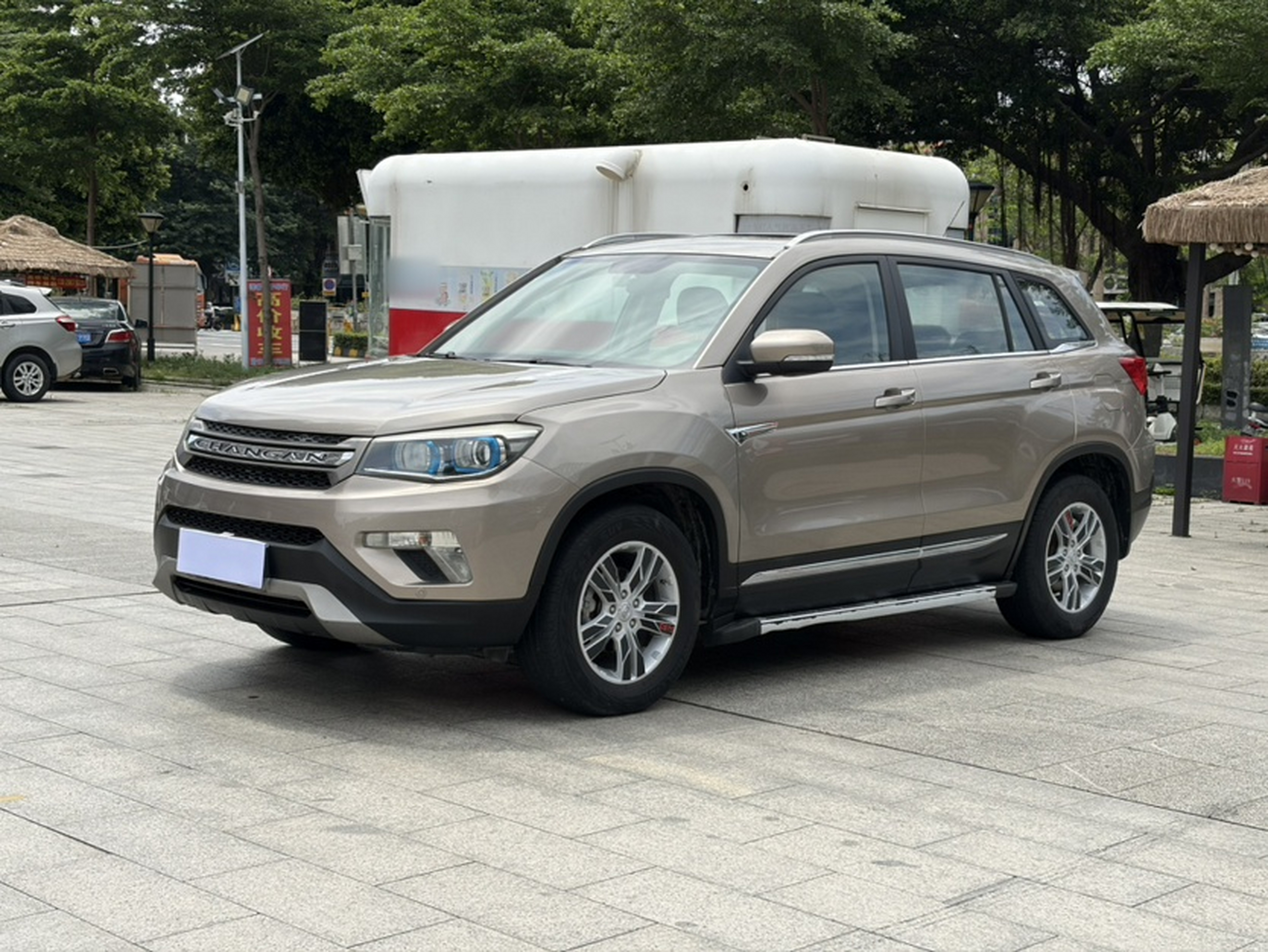 Под передней частью автомобиля