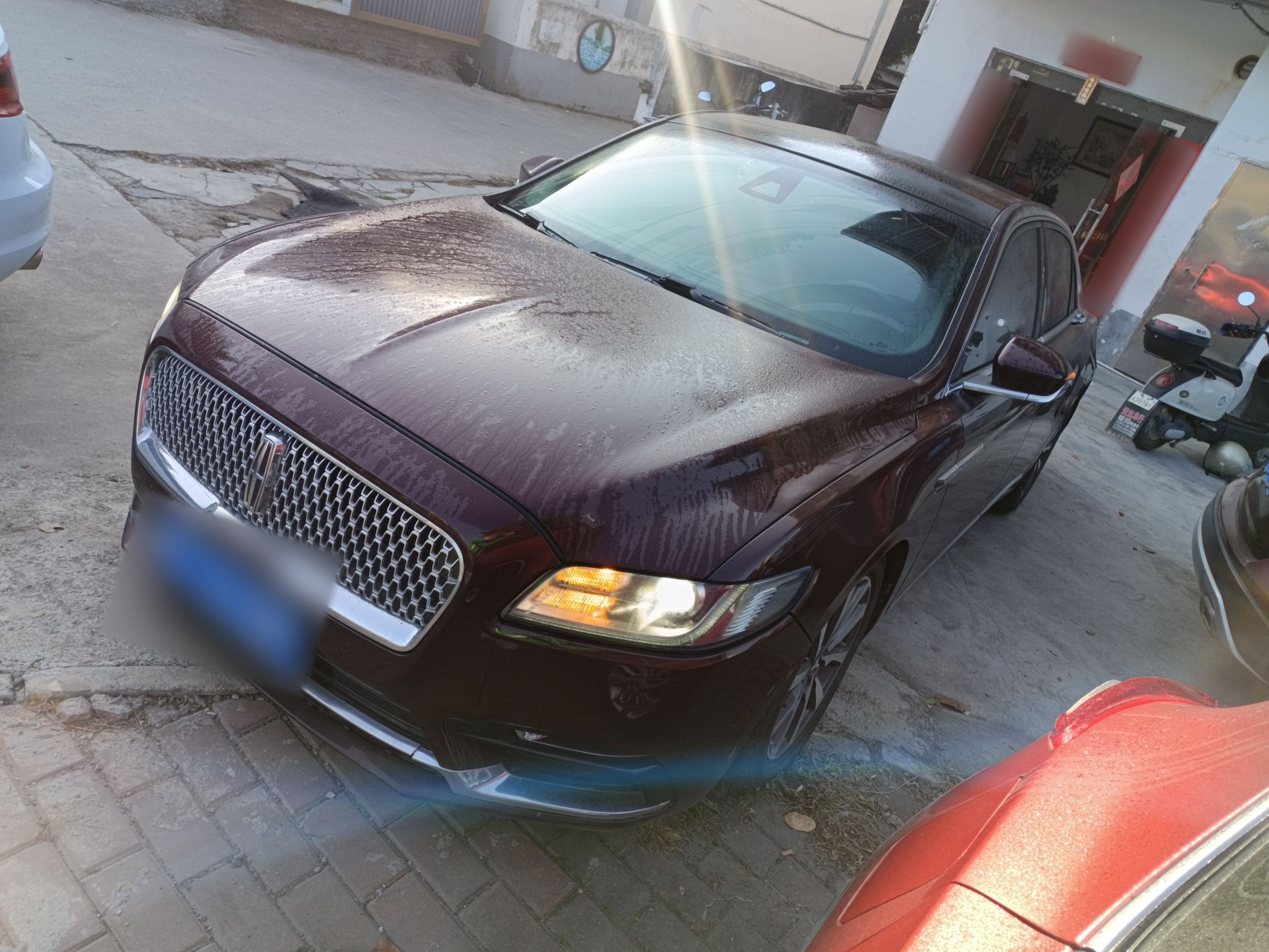 تحت مقدمة السيارة