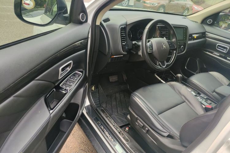 Used Mitsubishi Outlander 2019 2.4L 4x4 Zhi Xiang Edition 7 Seats China VI Standard Driver Seat