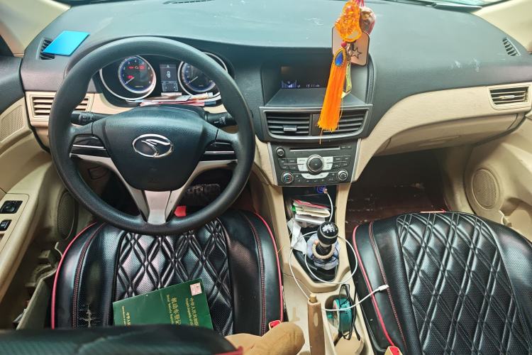 Used Soueast V5 Lingzhi 2012 1.5L Manual Comfort Edition Center Console