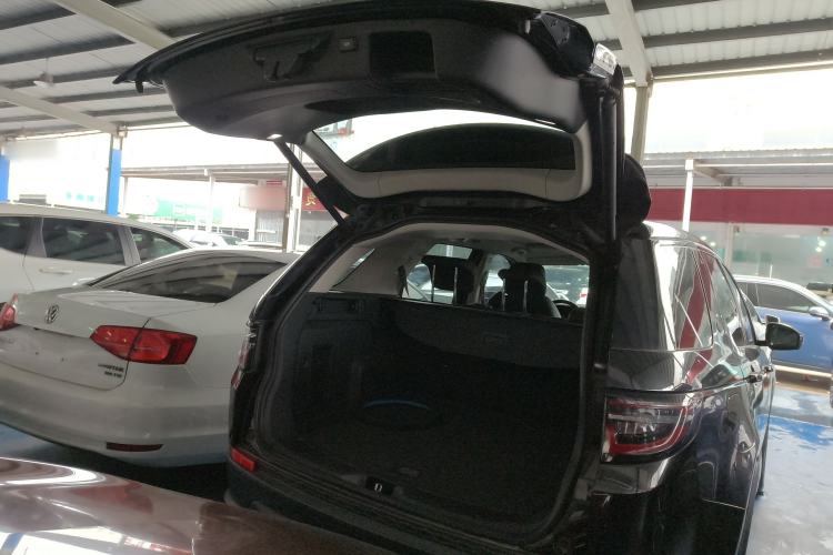 Used Land Rover Discovery Sport 2020 200 PS Family Edition Trunk