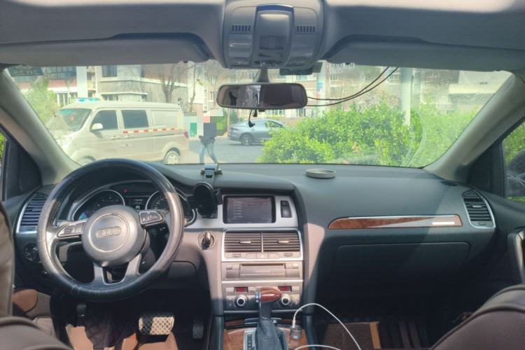 Used Audi Q7  Center Console