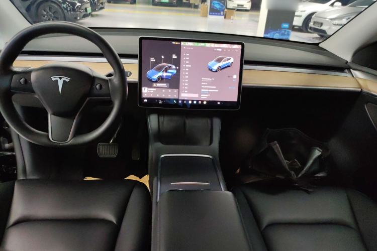 Used Tesla Model Y 2021 Standard Range Rear-Wheel Drive Version Center Console