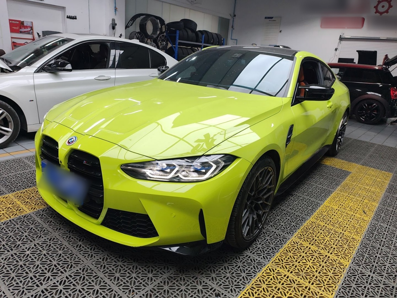 Под передней частью автомобиля