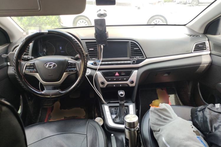 Used Hyundai Elantra (6th Generation / Lingdong) 2018 1.6L Automatic 15th Anniversary Special Edition Center Console