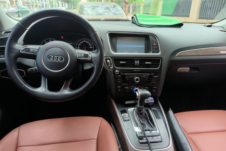 Used Audi Q5 2016 40 TFSI Trendy Edition Center Console