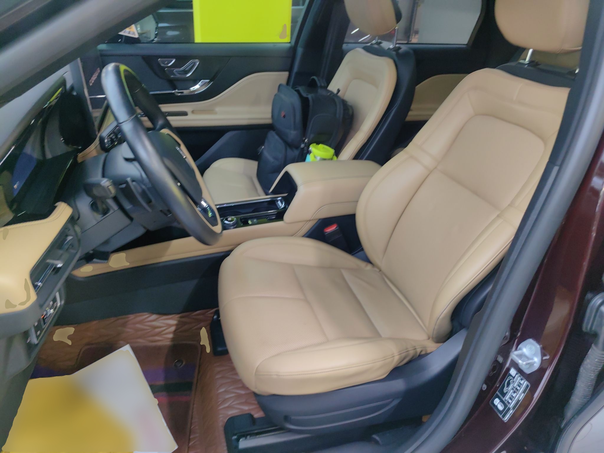 المقاعد الأمامية داخل السيارة