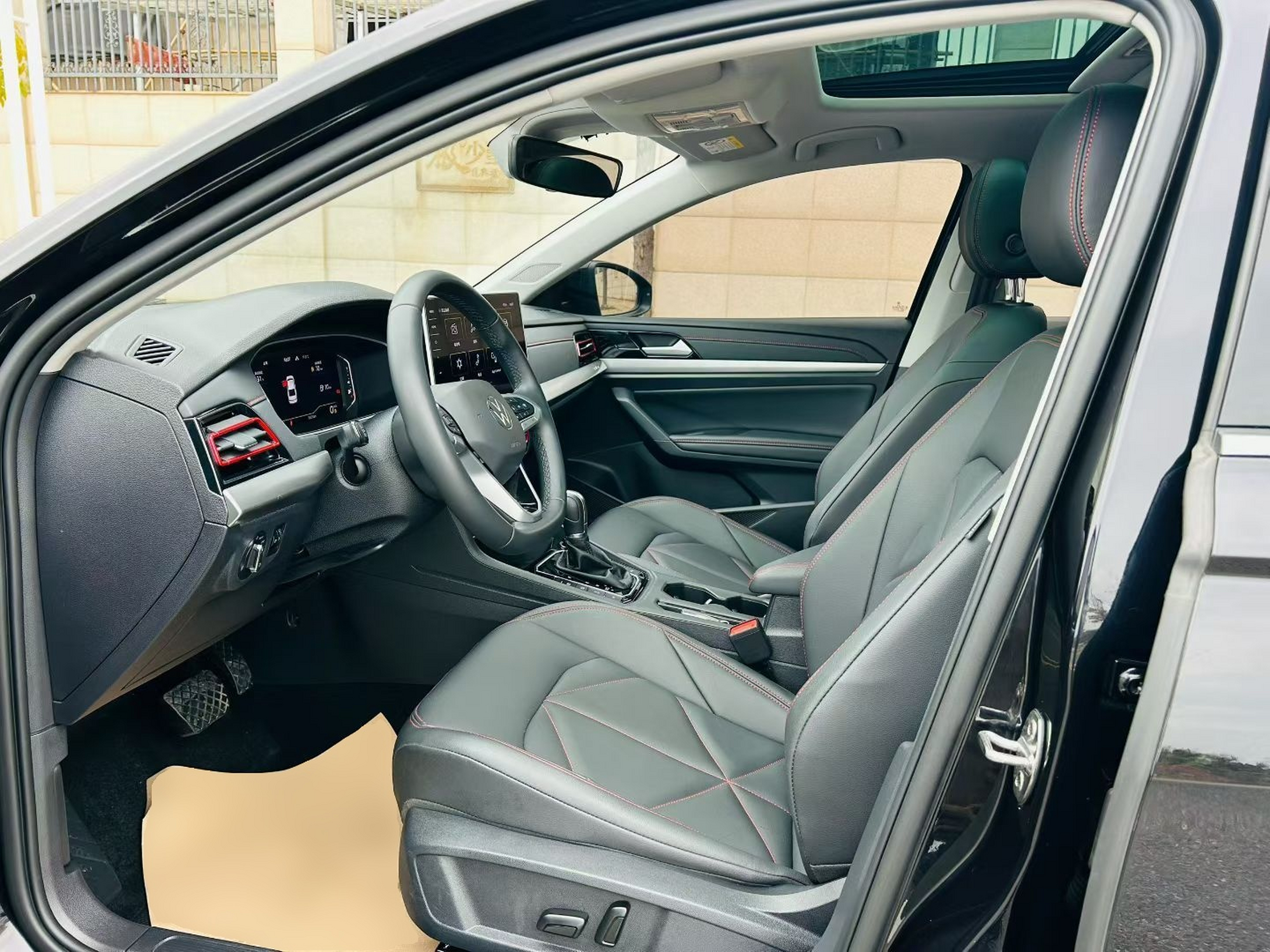 المقاعد الأمامية داخل السيارة