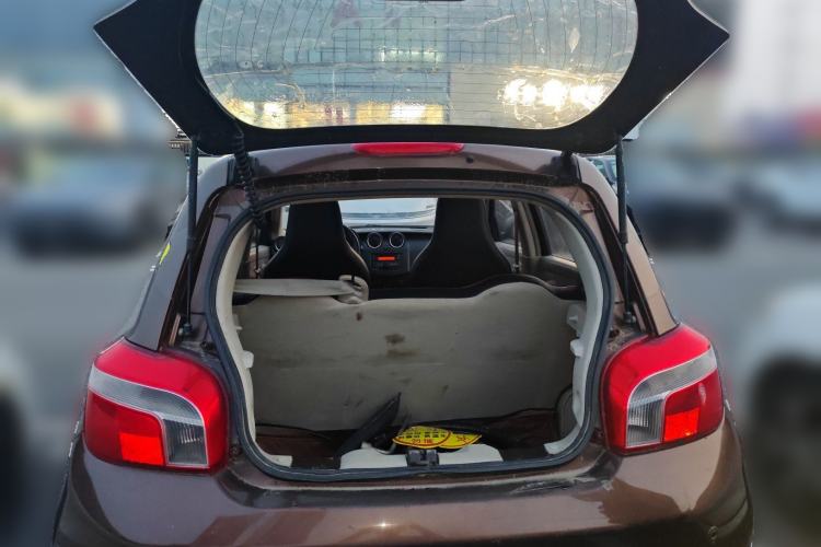 Used Venucia R30 2014 1.2L Manual Luxury Edition Trunk