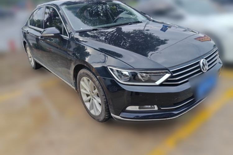 Used Volkswagen Magotan 2018 330TSI DSG Advanced Model Front Right 45 Deg