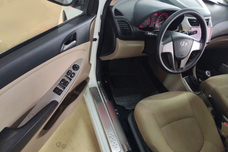 Used Hyundai Verna (older generation) 2014 1.4L Manual Smart GLS Trim Driver Seat