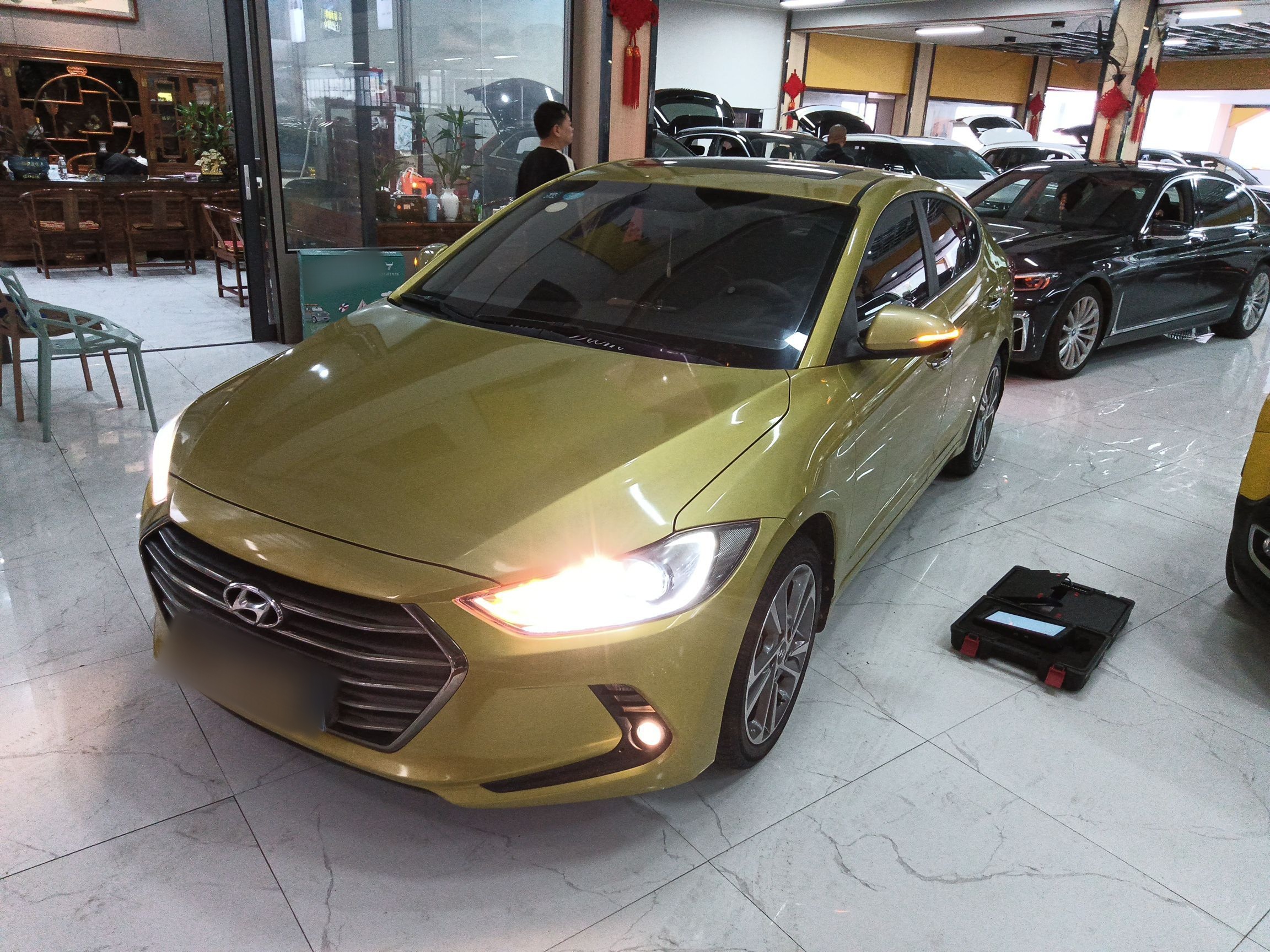 Под передней частью автомобиля