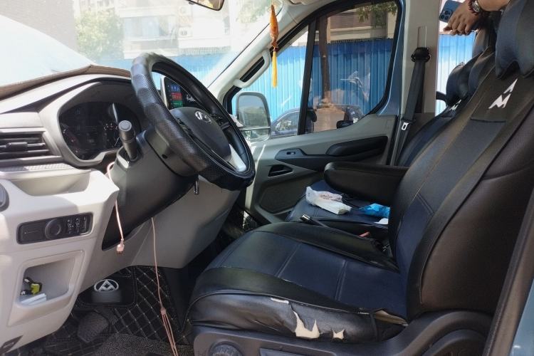 Used SAIC MAXUS Xintu V90 2022 2.0T AMT Yunjie Front-Wheel-Drive Short Wheelbase High-Roof with Single Rear Tire and 6 Seats
