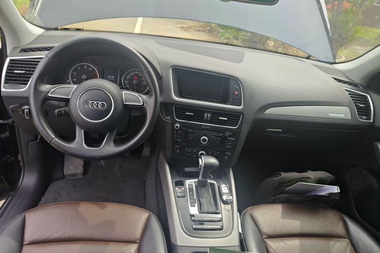 Used Audi Q5 2017 Plus 40 TFSI Ambition Model Center Console