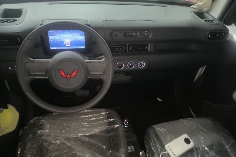 Used Wuling Zhiguang New Energy 2025 Model 305km Ambitious Edition Center Console